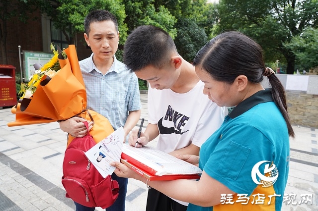 駐馬店市首封清華、北大錄取通知書到啦！