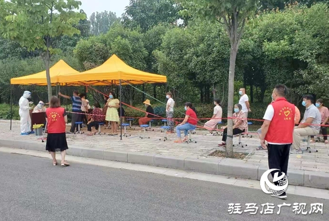 西平縣郵政分公司：黨員志愿者協助社區(qū)開展核酸檢測