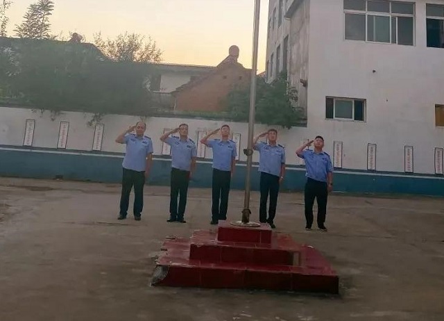 【我為祖國(guó)站崗】向祖國(guó)敬禮︱平輿公安祝福偉大祖國(guó)繁榮昌盛、國(guó)泰民安！