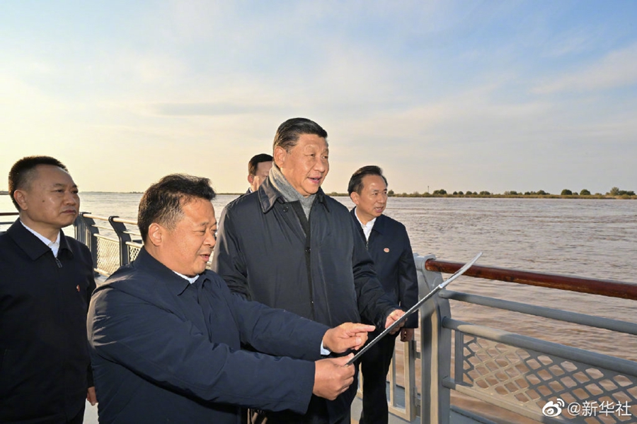 習近平在山東東營考察黃河入?？? /></p>
<p style=
