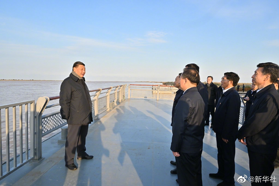 習近平在山東東營考察黃河入?？? /></p>
<p style=