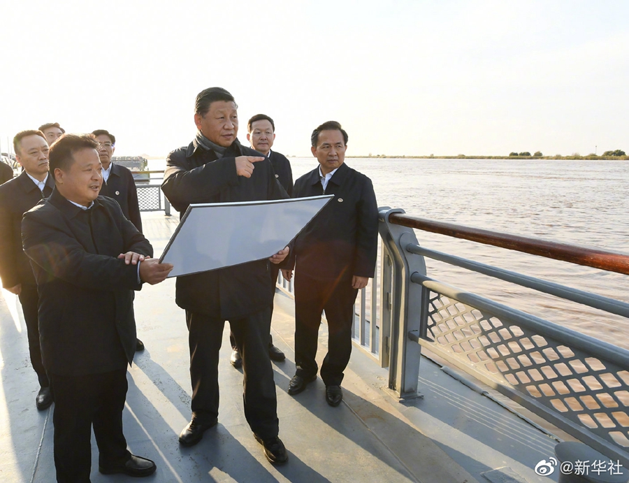 習近平在山東東營考察黃河入?？? /></p>
<p style=