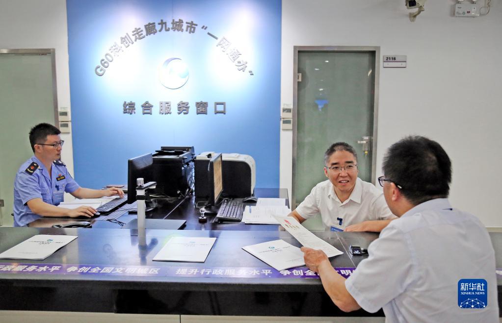 新思想引領(lǐng)新征程·時(shí)代答卷丨千帆競發(fā)勢如虹——習(xí)近平總書記謀劃推動(dòng)?xùn)|部率先發(fā)展譜寫新篇章