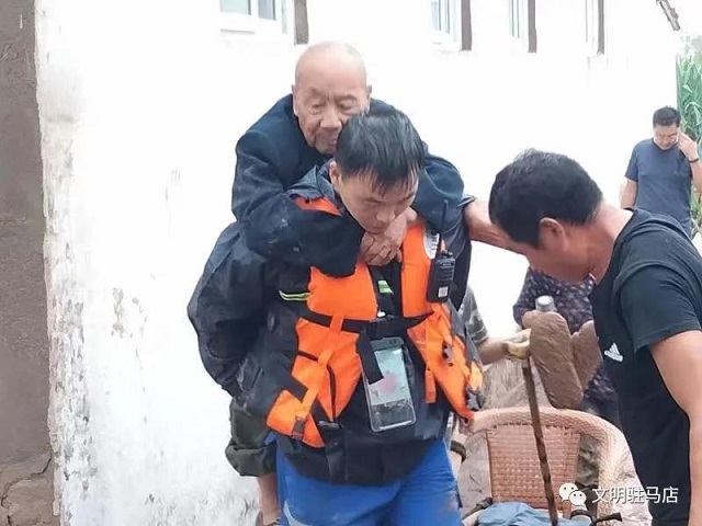 駐馬店：道德模范和好人志愿者支援災區(qū)沖鋒在前