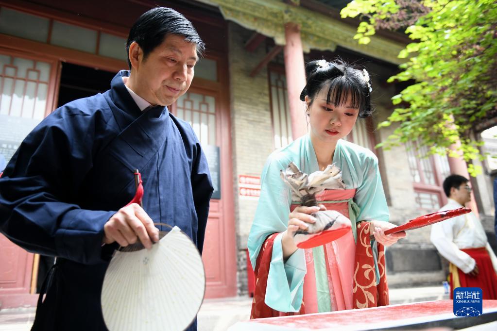  高擎民族精神火炬 吹響時代前進(jìn)號角——以習(xí)近平同志為核心的黨中央關(guān)心文藝工作紀(jì)實
