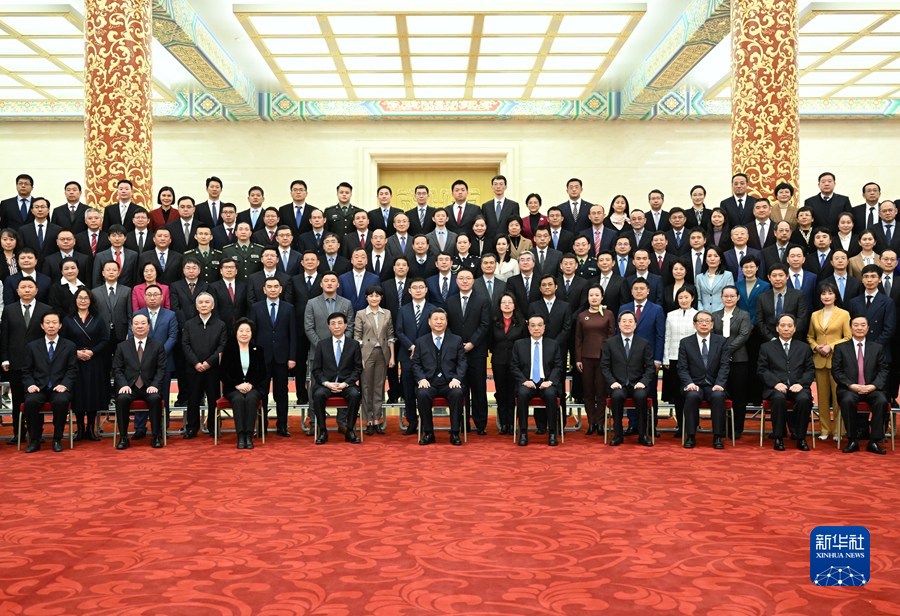 習(xí)近平會(huì)見(jiàn)中華全國(guó)新聞工作者協(xié)會(huì)第十屆理事會(huì)第一次會(huì)議暨中國(guó)新聞獎(jiǎng)?lì)C獎(jiǎng)會(huì)代表 李克強(qiáng)王滬寧參加會(huì)見(jiàn)