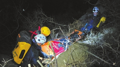 驢友登封玉皇溝墜崖14小時后獲救 有償救援能攔住驢友任性冒險嗎？
