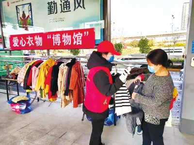 你有閑置的過冬衣物嗎？鄭州 210個(gè)BRT公交站臺(tái)都能捐