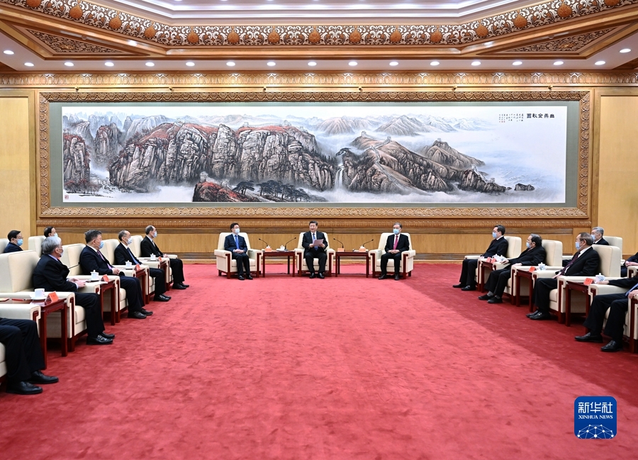 習(xí)近平同黨外人士共迎新春 代表中共中央，向各民主黨派、工商聯(lián)和無(wú)黨派人士，向統(tǒng)一戰(zhàn)線廣大成員，致以誠(chéng)摯的問(wèn)候和新春的祝福 汪洋韓正出席