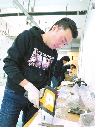 亮相春晚的青銅大面具，背后有咱河南文物修復(fù)師的努力