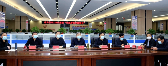 劉曉文現(xiàn)場接聽市12345政務服務熱線