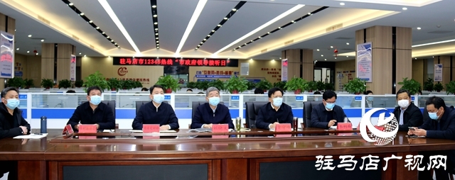 劉曉文現(xiàn)場(chǎng)接聽(tīng)市12345政務(wù)服務(wù)熱線