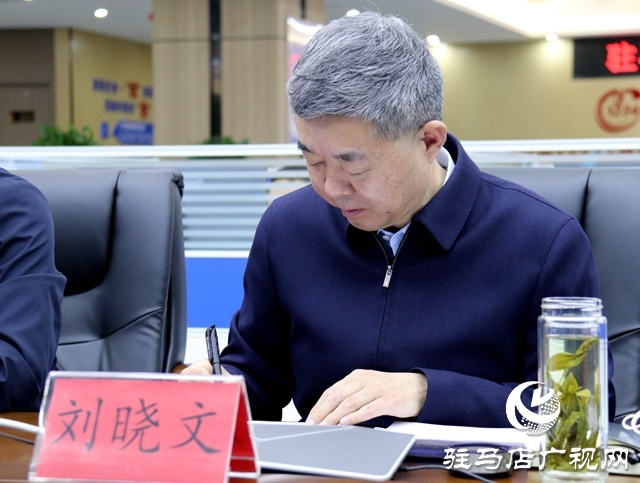 劉曉文現(xiàn)場(chǎng)接聽(tīng)市12345政務(wù)服務(wù)熱線