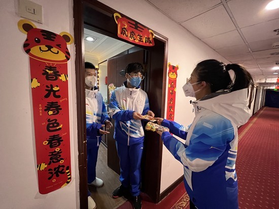冬奧志愿者身后，有一群更默默無聞的志愿者