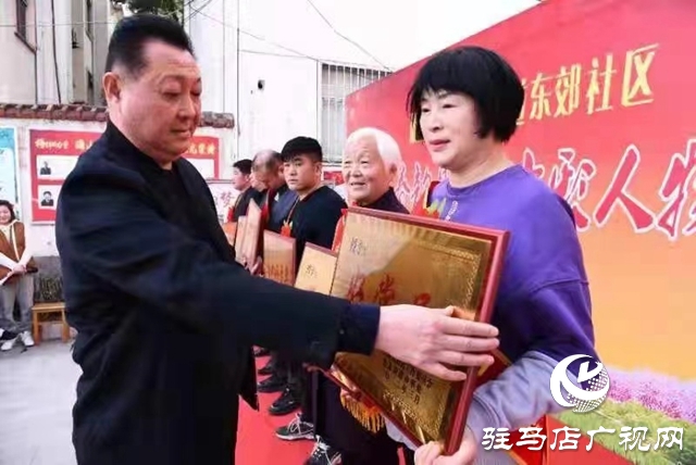 確山縣盤(pán)龍街道東郊社區(qū)對(duì)轄區(qū)先進(jìn)典型進(jìn)行表彰