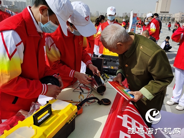 共青團駐馬店市委組織開展“永遠跟黨走 志愿耀青春”青年志愿服務(wù)集市活動