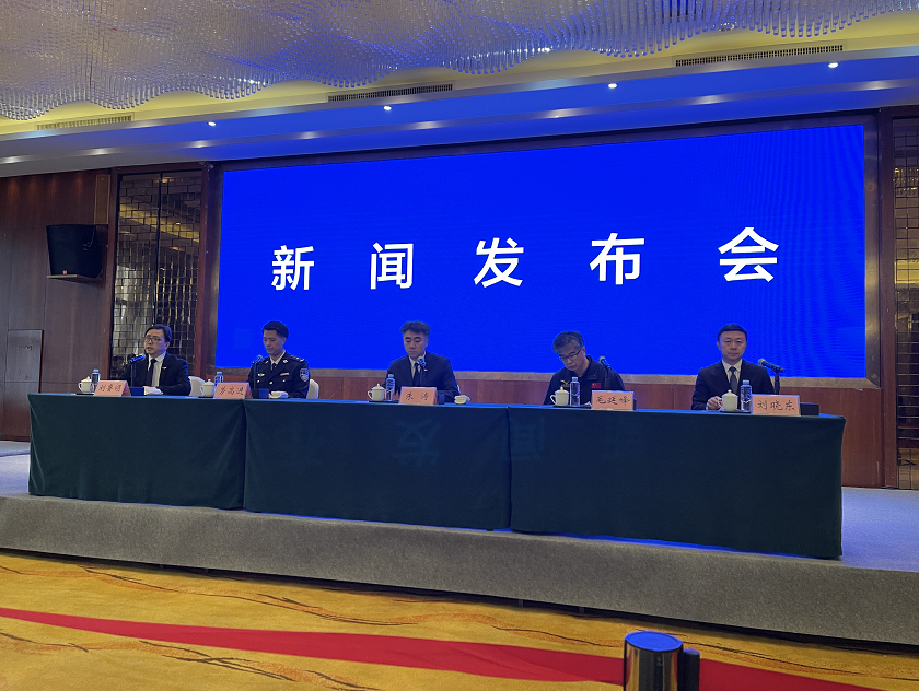 最新通報：發(fā)現(xiàn)、提取現(xiàn)場指紋檢材18份、遺物101件