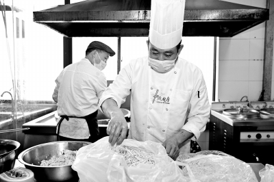 河南擬為餐飲服務(wù)從業(yè)人員、服務(wù)提供者佩戴口罩立法