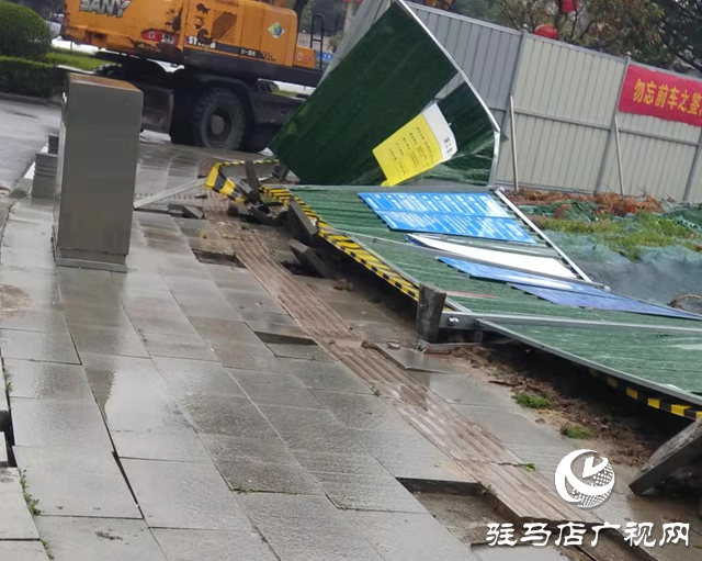 圍擋傾倒成&ldquo;利器&rdquo; 城管及時(shí)消隱患