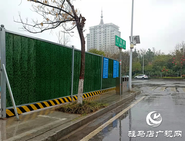 圍擋傾倒成&ldquo;利器&rdquo; 城管及時(shí)消隱患