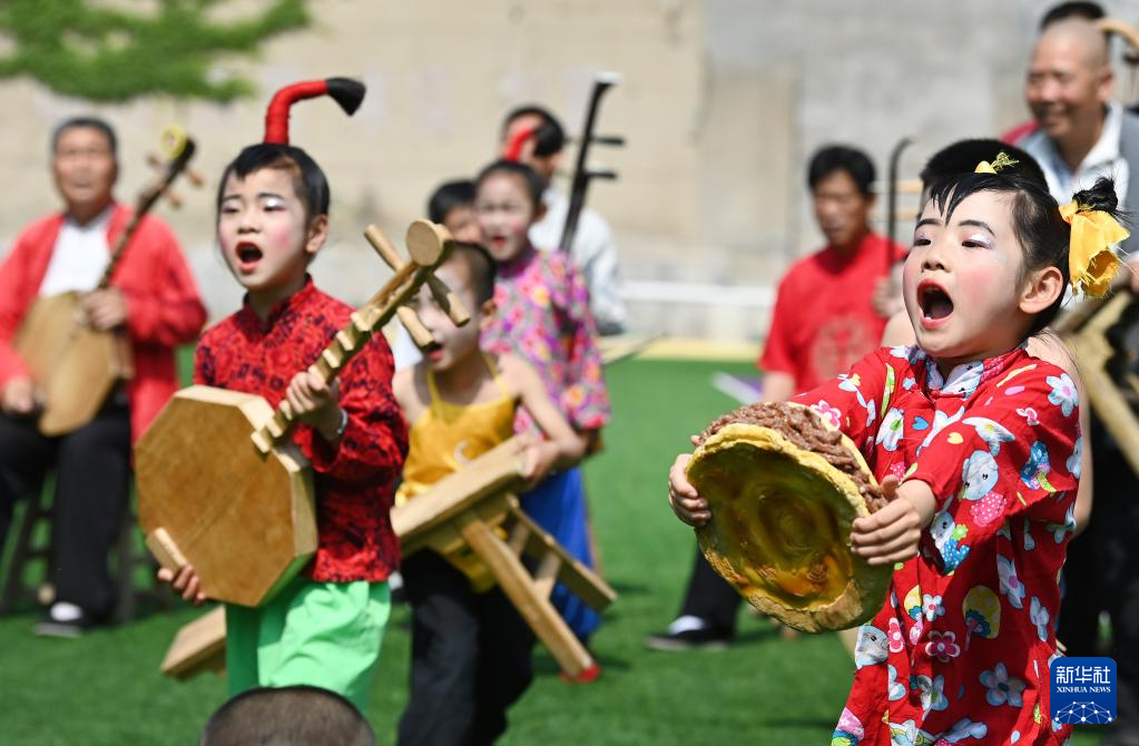 黃河岸邊有個“老腔幼兒團(tuán)”