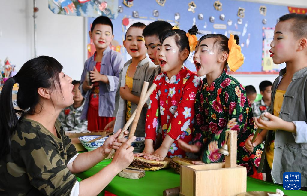 黃河岸邊有個“老腔幼兒團(tuán)”