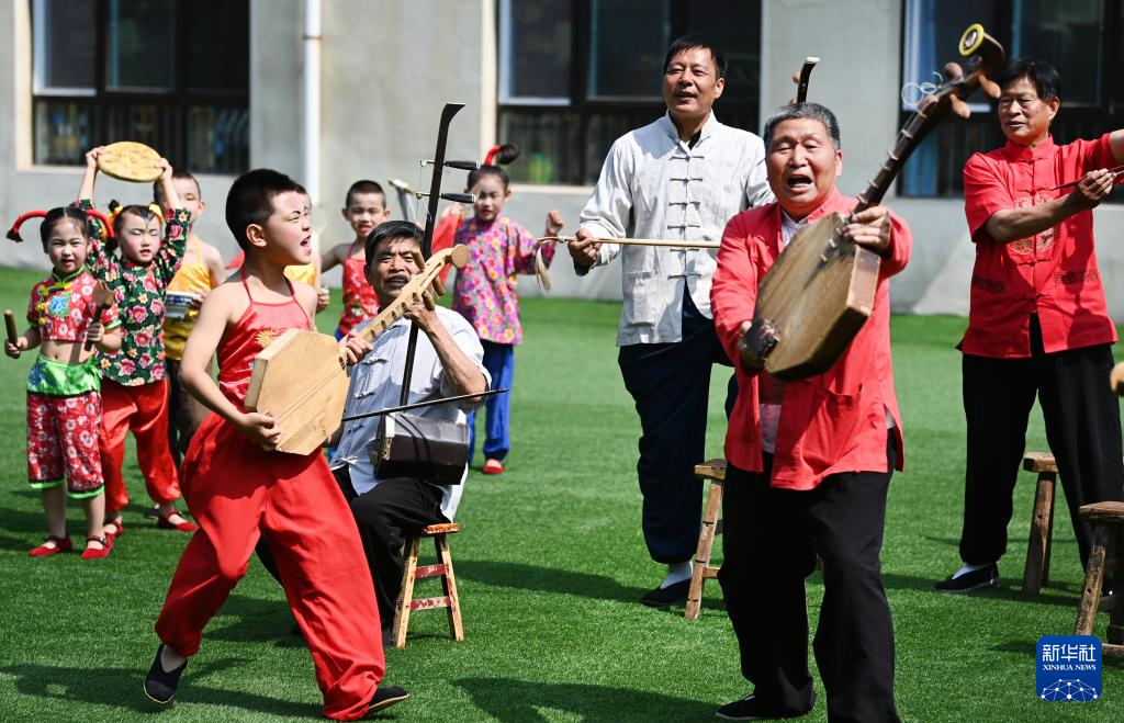 黃河岸邊有個“老腔幼兒團(tuán)”
