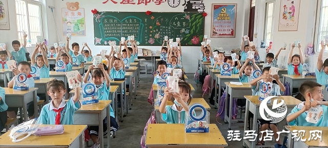 守護(hù)童年美好 共享健康生活 蒙牛學(xué)生奶(駐馬店)推廣中心為確山縣學(xué)生送上“六一愛(ài)心禮包”