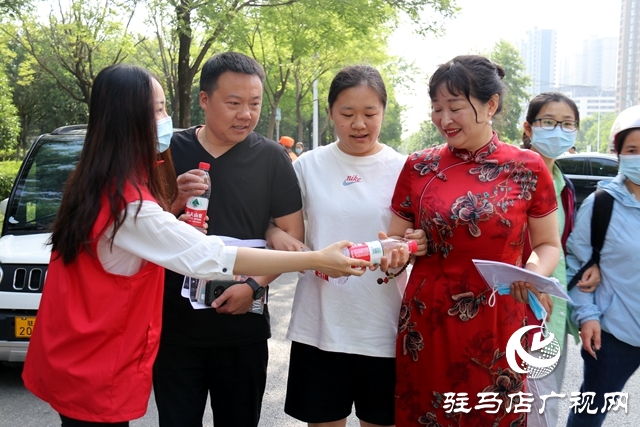 助力高考 志愿者在行動
