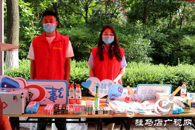 助力高考 志愿者在行動