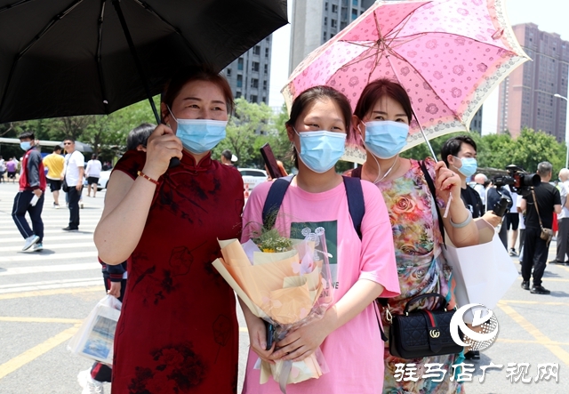 高考第一場(chǎng)結(jié)束了！看孩子們信心滿滿走出考場(chǎng)