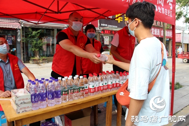 助力高考 志愿者在行動