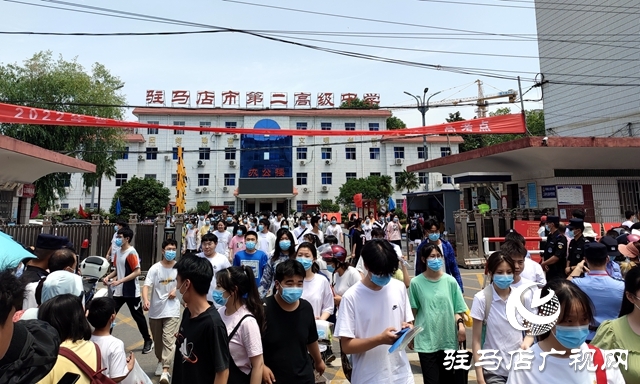 高考第一場(chǎng)結(jié)束了！看孩子們信心滿滿走出考場(chǎng)