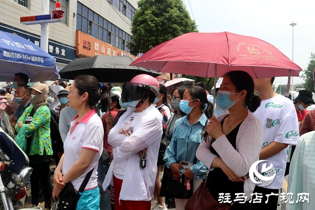 高考第一場(chǎng)結(jié)束了！看孩子們信心滿滿走出考場(chǎng)