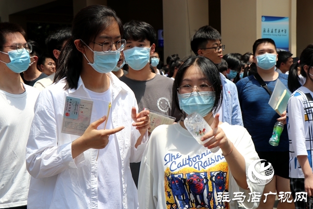 高考第一場(chǎng)結(jié)束了！看孩子們信心滿滿走出考場(chǎng)
