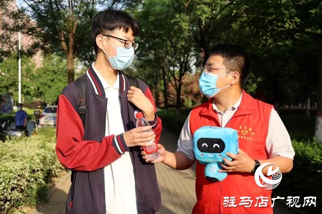 助力高考 志愿者在行動