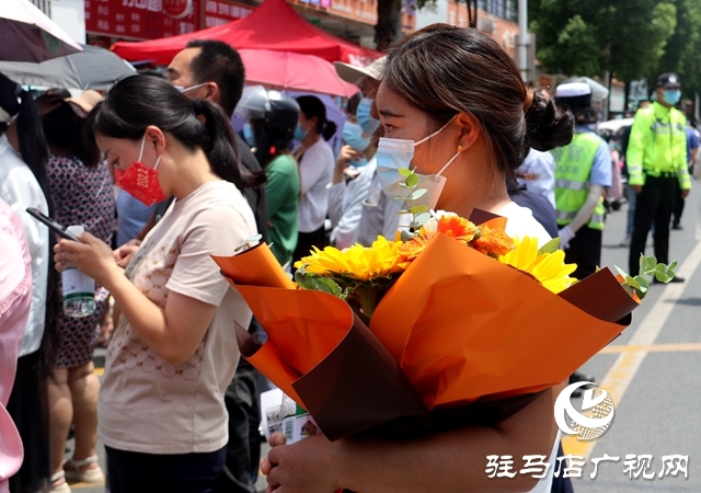 高考第一場(chǎng)結(jié)束了！看孩子們信心滿滿走出考場(chǎng)