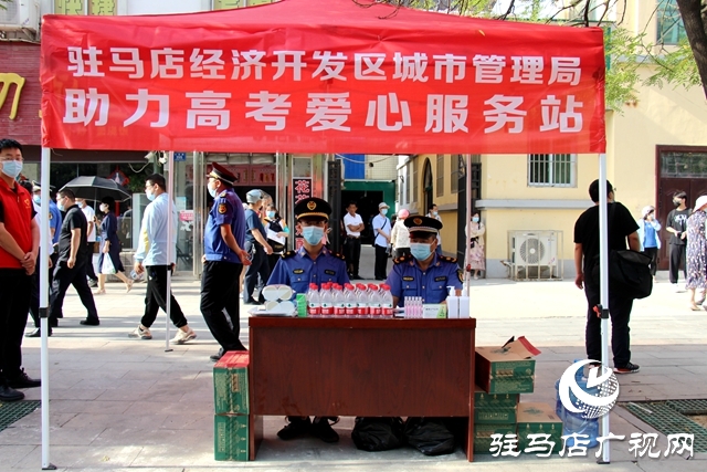 助力高考 志愿者在行動