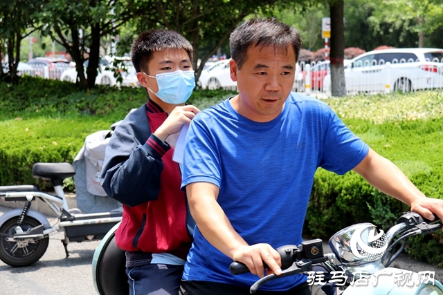 高考第一場(chǎng)結(jié)束了！看孩子們信心滿滿走出考場(chǎng)