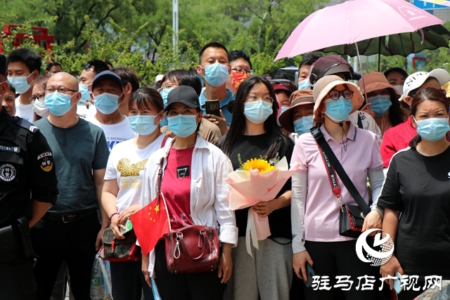 高考第一場(chǎng)結(jié)束了！看孩子們信心滿滿走出考場(chǎng)