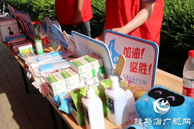 助力高考 志愿者在行動