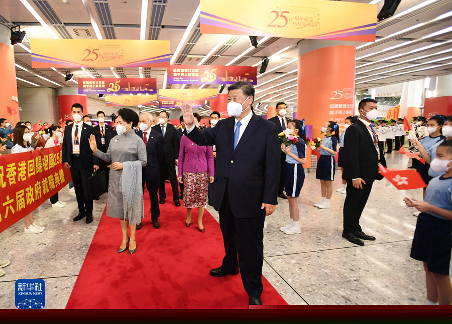 出席慶祝香港回歸祖國25周年大會(huì)暨香港特別行政區(qū)第六屆政府就職典禮并對(duì)香港進(jìn)行視察 習(xí)近平抵達(dá)香港 香港特別行政區(qū)行政長(zhǎng)官林鄭月娥等前往高鐵西九龍站迎接