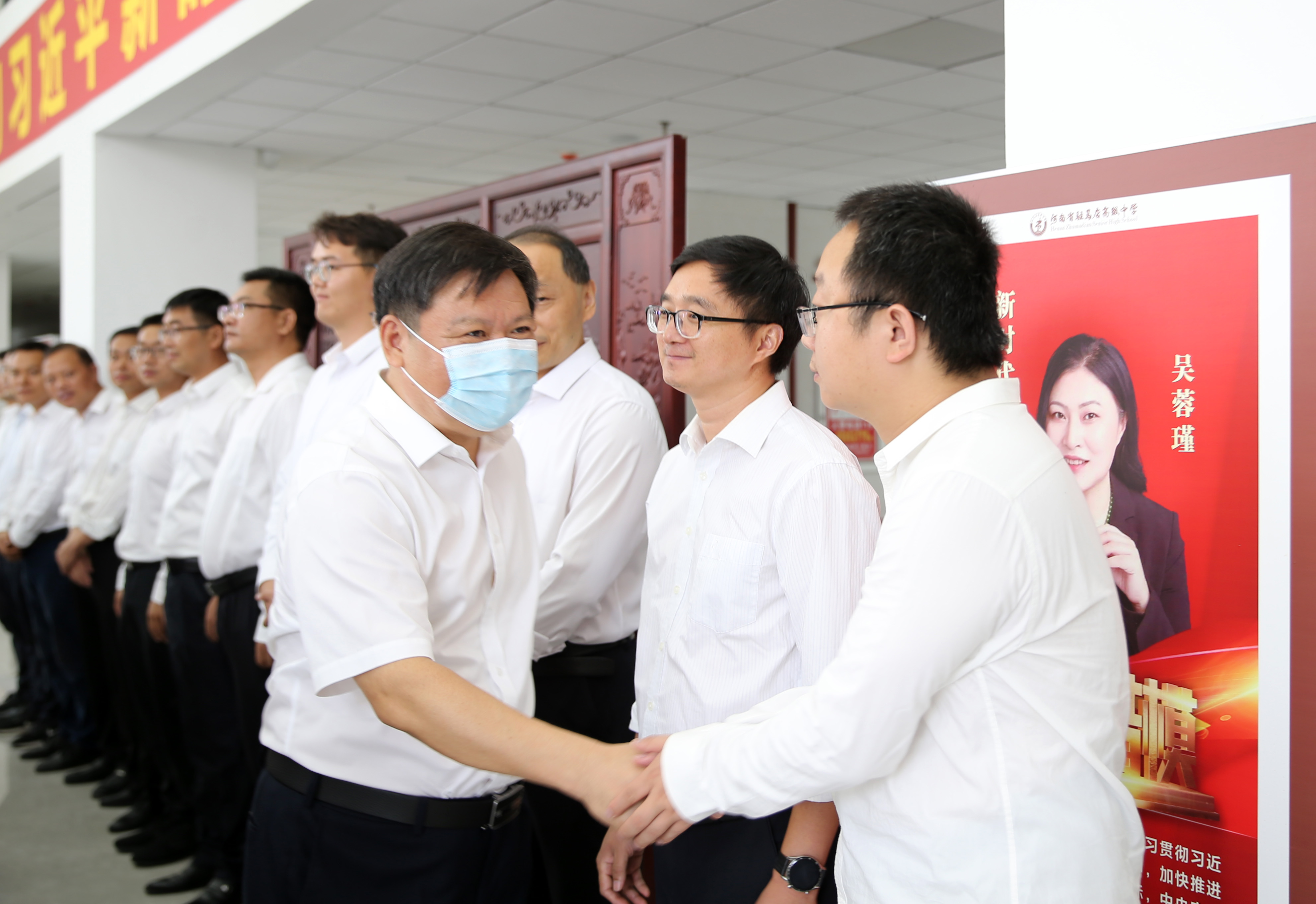 鮑常勇深入城鄉(xiāng)中小學(xué)?？赐繂?wèn)教師和教育工作者