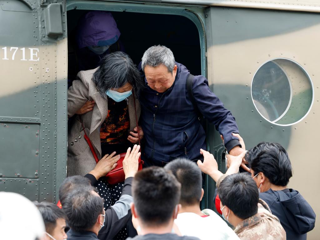 四川瀘定地震72小時(shí)救援實(shí)錄 震區(qū)村莊見聞