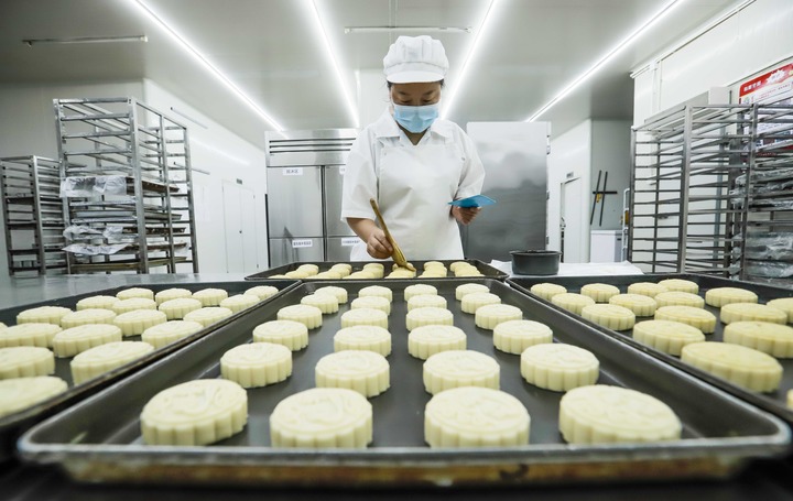 各地開展行動遏制“天價”月餅 線上線下一體監(jiān)管