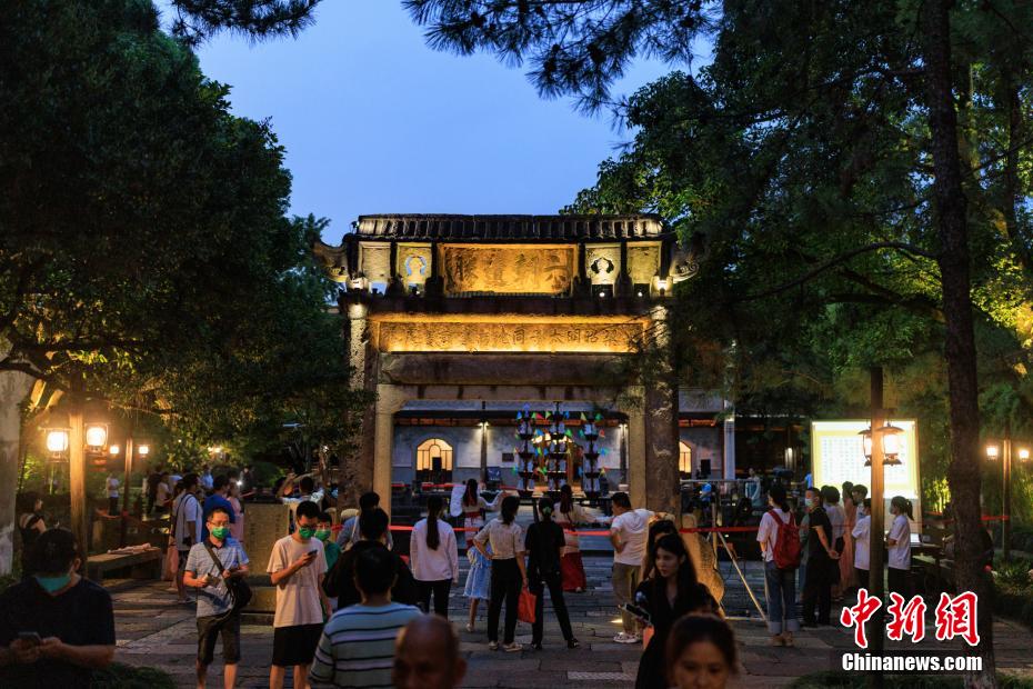 浙江烏鎮(zhèn)：國潮中秋受追捧 民眾夜游尋古韻