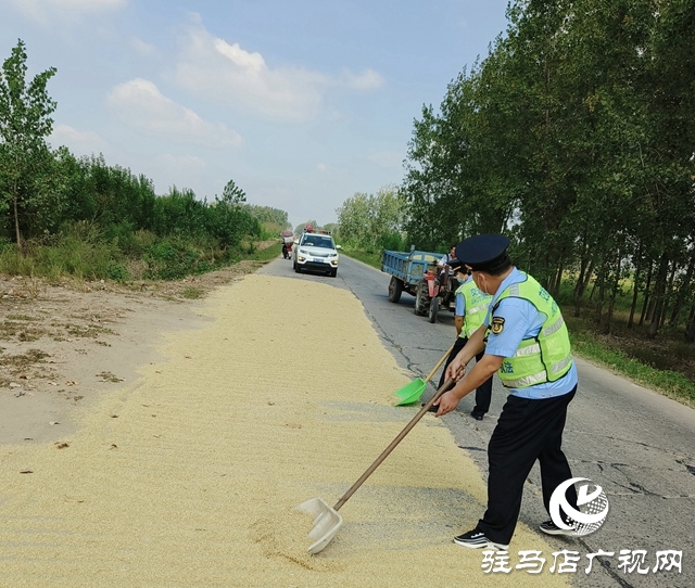 正陽縣交通運(yùn)輸局對(duì)占用公路“打場(chǎng)曬糧”現(xiàn)象進(jìn)行整治