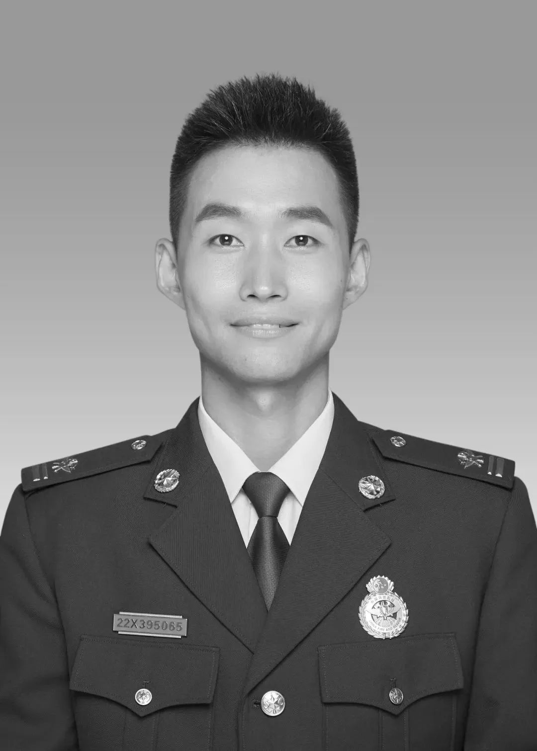 今天，向每一位英烈致敬！