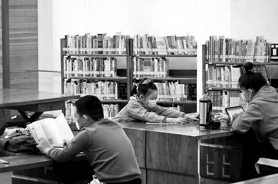 圖書館里讀者樂享書香假日