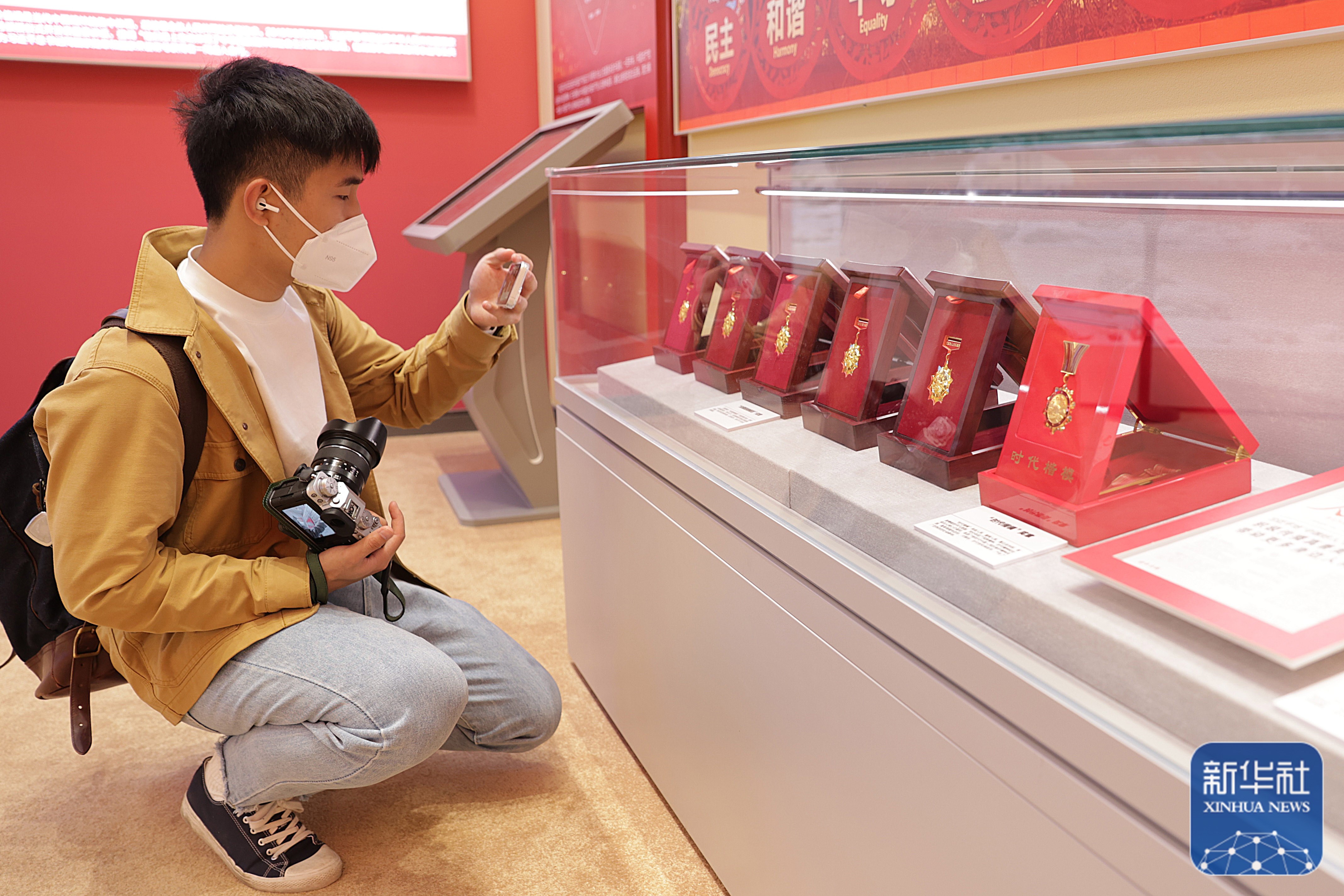 挺起新時(shí)代精神脊梁——從“奮進(jìn)新時(shí)代”主題成就展看新時(shí)代文化建設(shè)